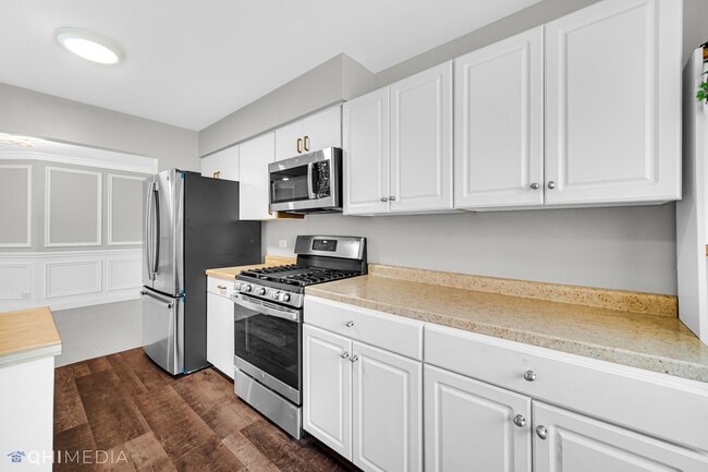 Building Photo - 920 Surrey Dr