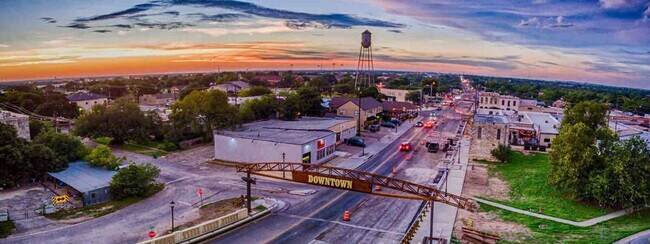 Building Photo - 1708-1710-1710 Horseshoe Cir