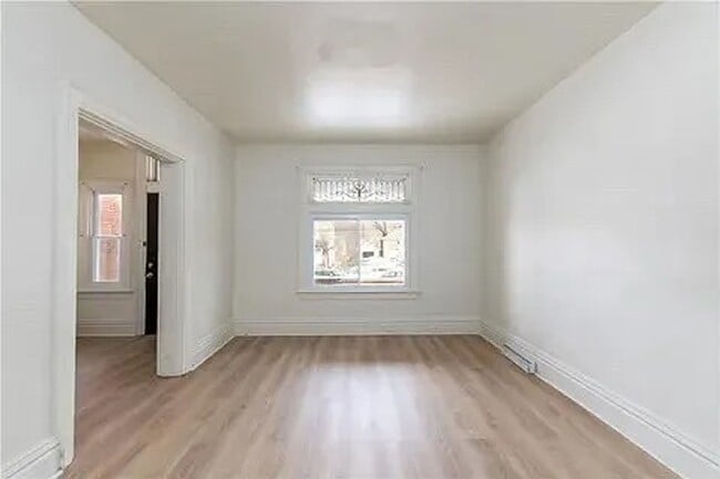 Building Photo - Pet Friendly Large 3 bedroom