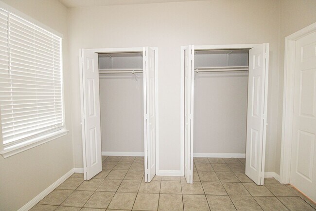 Building Photo - 530 Dukeway Dr