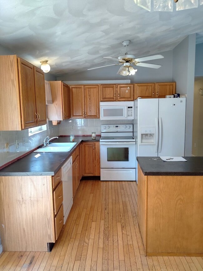 Building Photo - ****Cranston West/Stonehill - Single Famil...