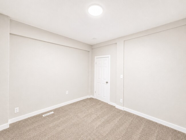 Building Photo - Spacious 6-Bedroom, 4-Bath Home with Plenty of Living Space