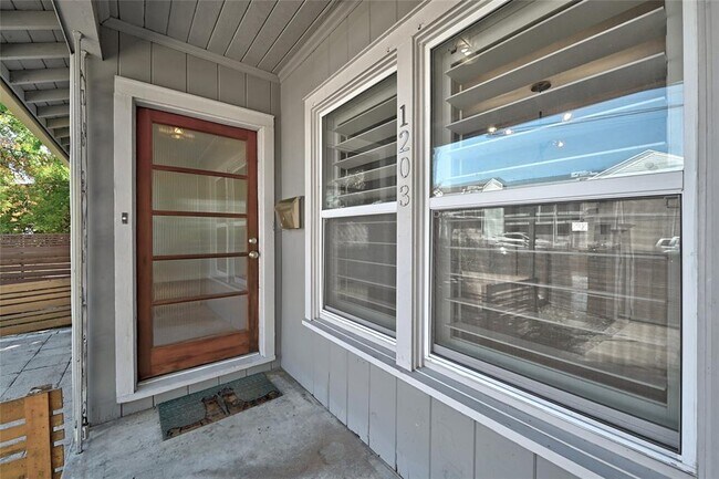 Building Photo - 1203 W 40th St