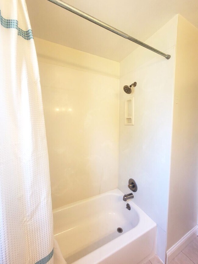 Building Photo - Charming 2 Bedroom, 1 Bathroom Home in San...