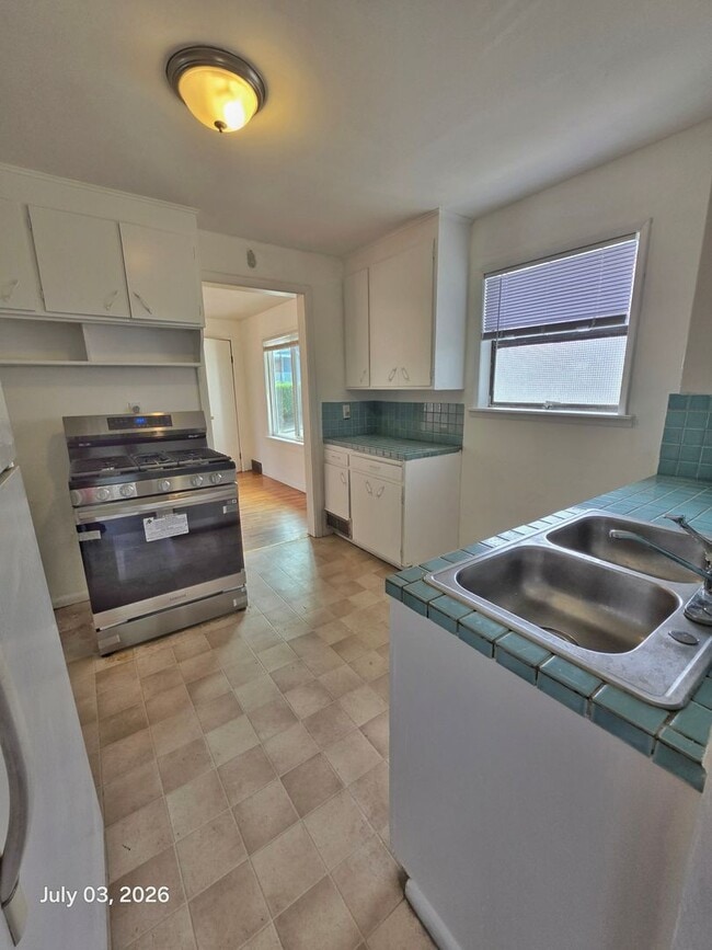 Building Photo - 2 Bed 1 Bath Upperr unit apartment in a Duplex