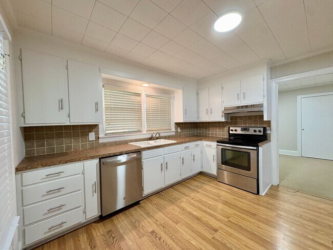 Building Photo - Adorable 2 Bedroom Home in the Heart of Nashville!