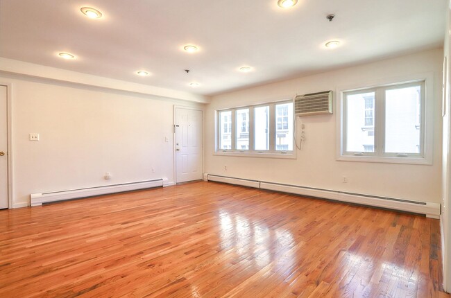 Building Photo - 632 Adams St