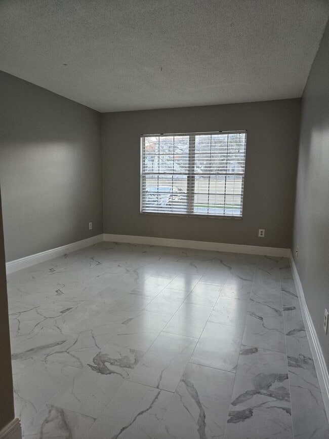 Building Photo - ALAFAYA 2 BEDROOM, 2 BATHROOM MULTIPLEX UNIT