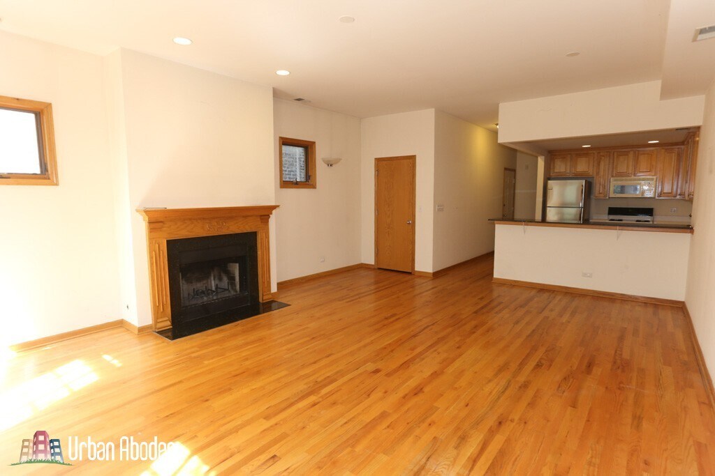 Building Photo - 824 W Buckingham Pl