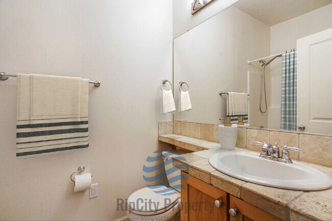 Building Photo - 1090 SW 170th Ave