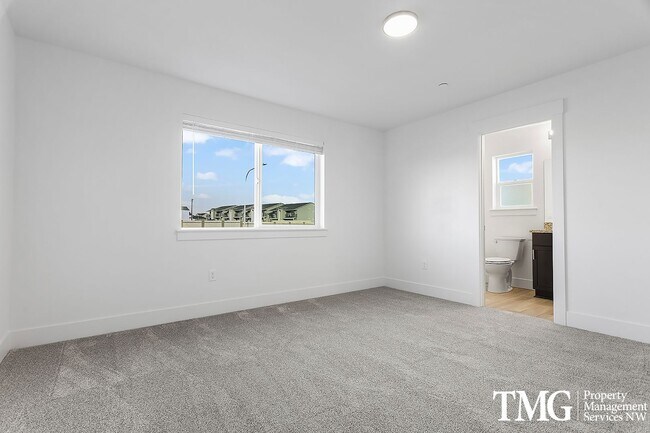 Building Photo - 977 Creer Way