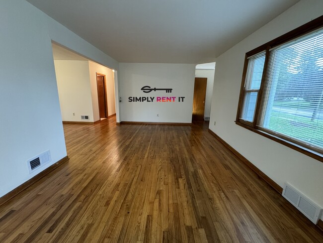 Building Photo - 4 Bedroom Near Campus with Hardwood Floors!