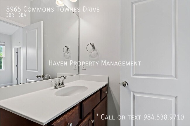 Building Photo - 8965 Commons Townes Dr
