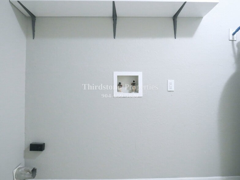 Building Photo - 2837 W 6th St