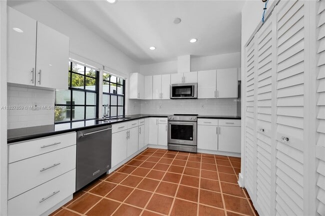 Building Photo - 410 Majorca Ave