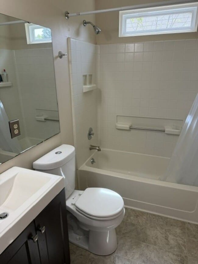 Building Photo - Ranch Home with 3BR/2BA