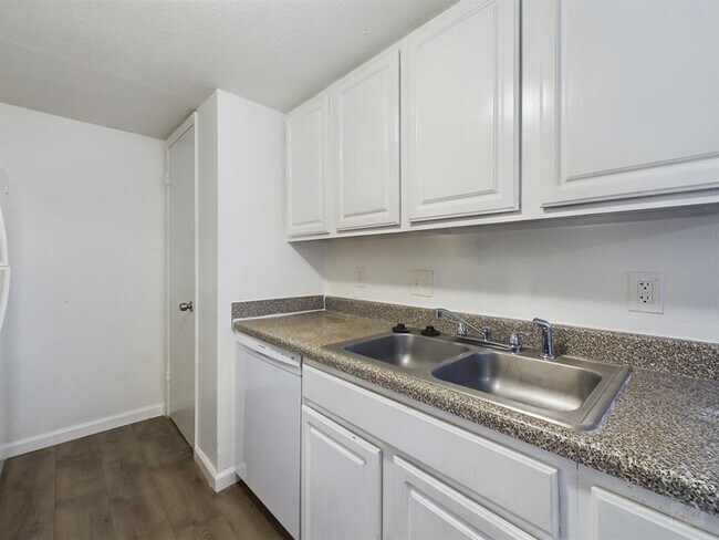 Building Photo - 2124 Burton Dr