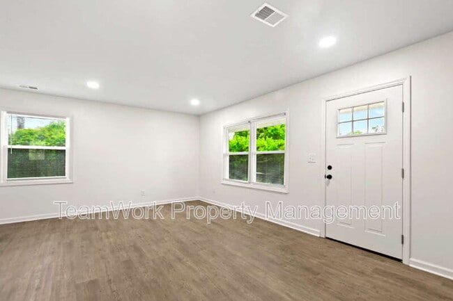 Building Photo - 3006 Azalea Dr