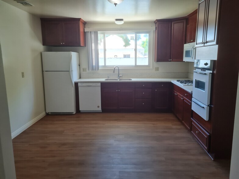 Kitchen Unut B - 638 Montana St