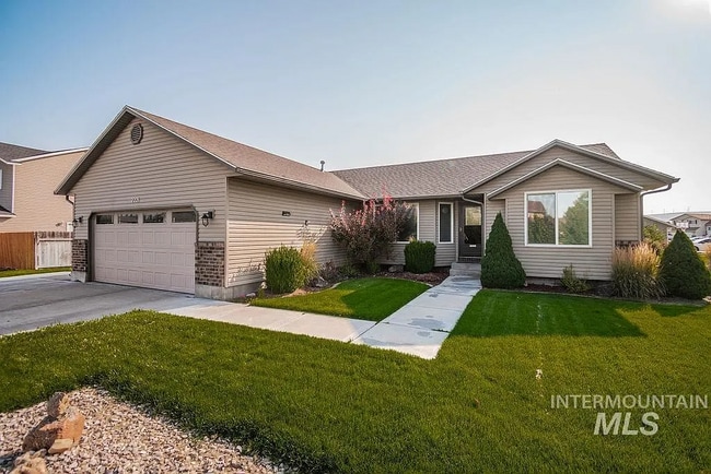 Building Photo - 2221 Frontier Dr