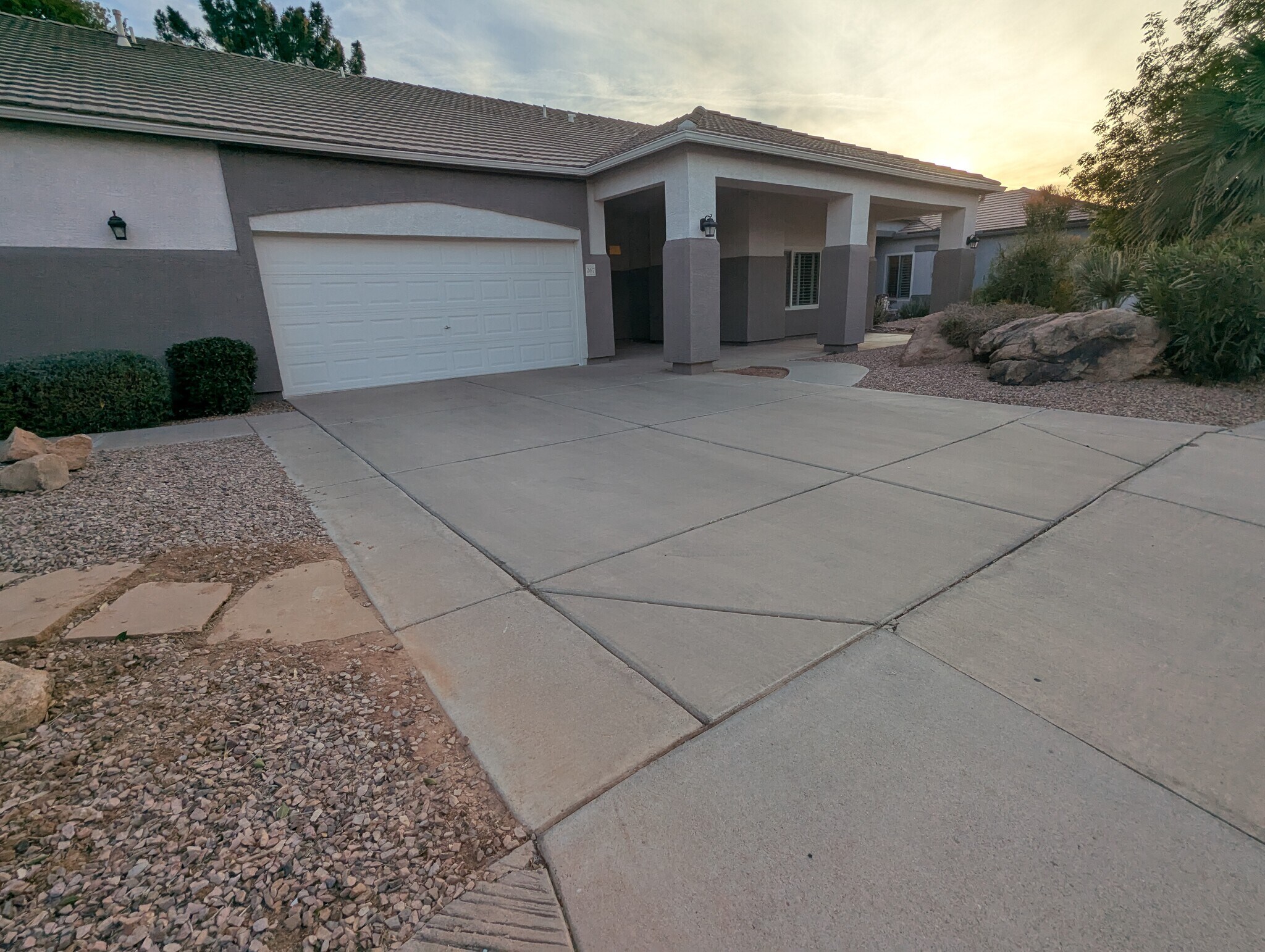 Building Photo - 267 E Smoke Tree Rd