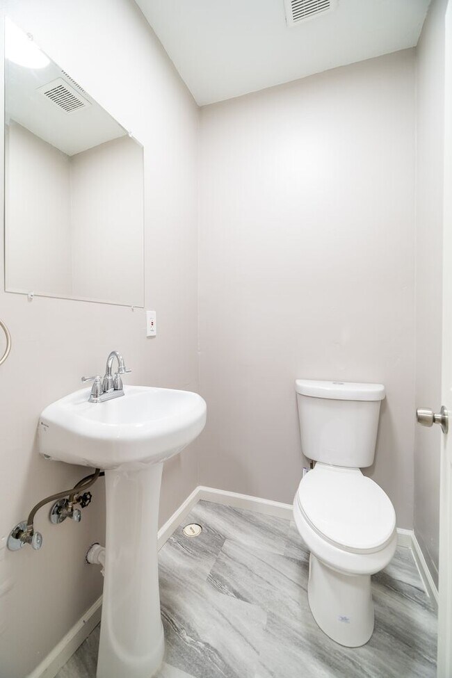 Building Photo - Updated 3 Bedroom Home for Rent! Large Yard and Freshly Remodeled!