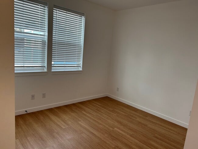 Building Photo - Canal House