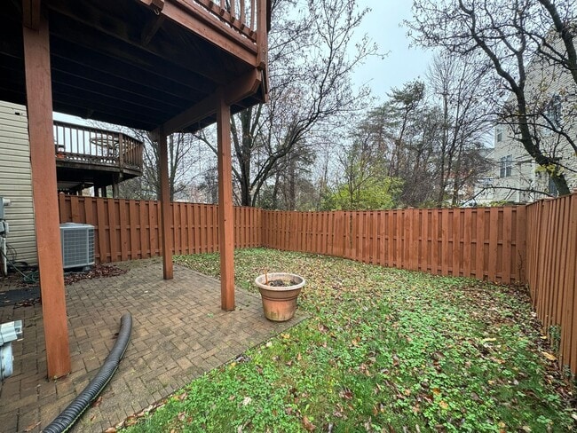 Building Photo - Spacious 3 Bed 3 Bath End-Unit Townhome Wi...
