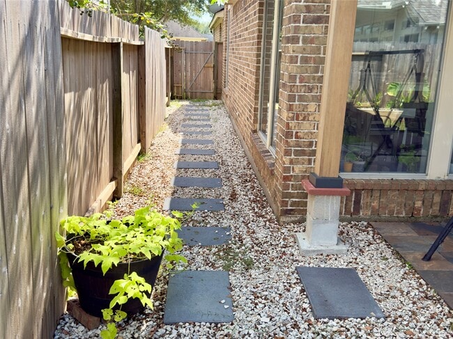 Building Photo - 5407 Stoneridge Ct