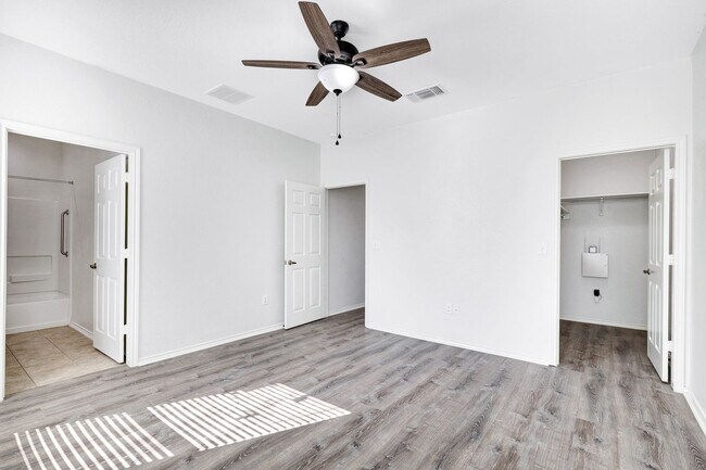 Building Photo - ***MOVE-IN SPECIAL: ONE WEEK FREE***Luxurious Move-In Ready Home with Versatile Living Spaces