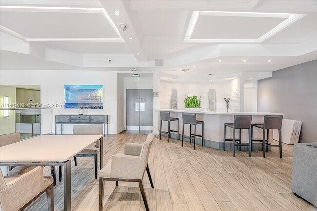 Building Photo - 100 Lincoln Rd