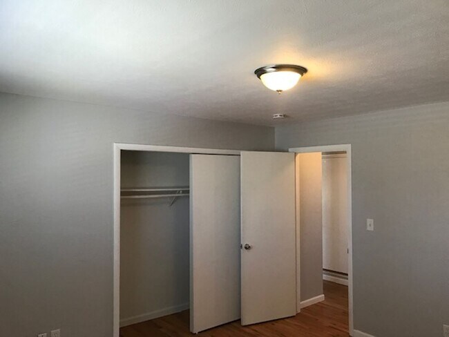 Building Photo - Bright & Beautiful Top Floor 2-bedroom 1 Bath Across Berkeley Park Lake