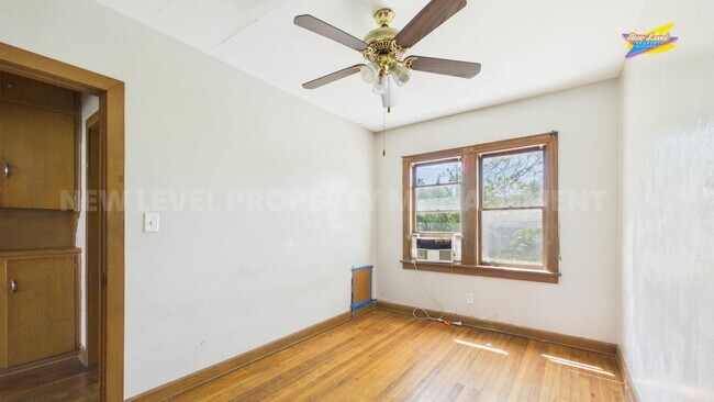 Building Photo - 413 E 6th St
