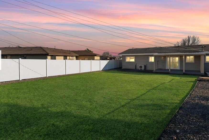 Building Photo - 604 W Crest Dr