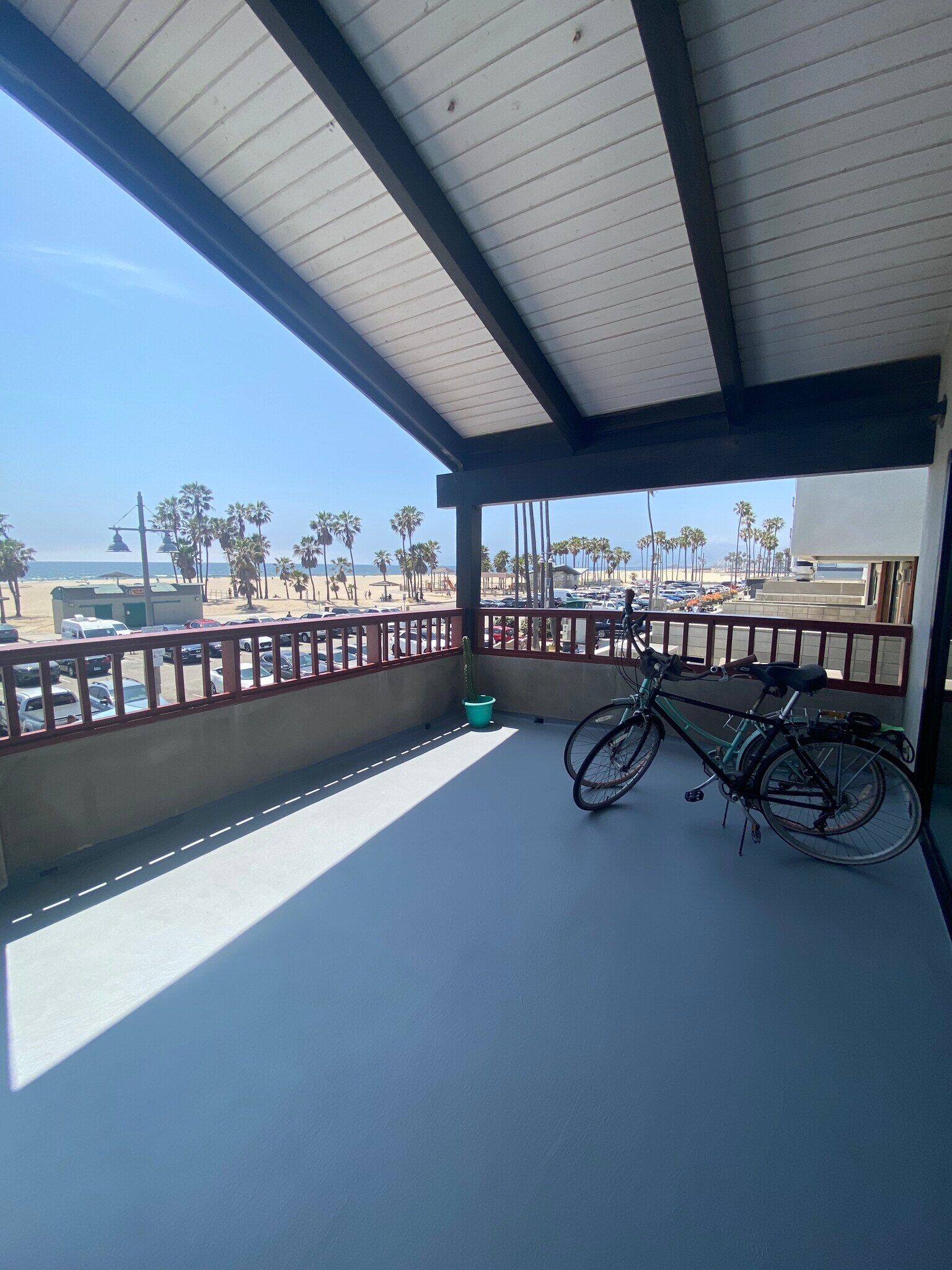 Building Photo - 313 Ocean Front Walk