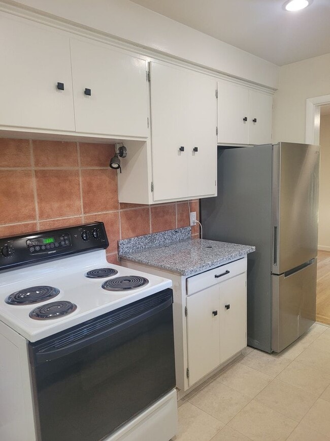 Building Photo - 3 bedroom home close to Land Park