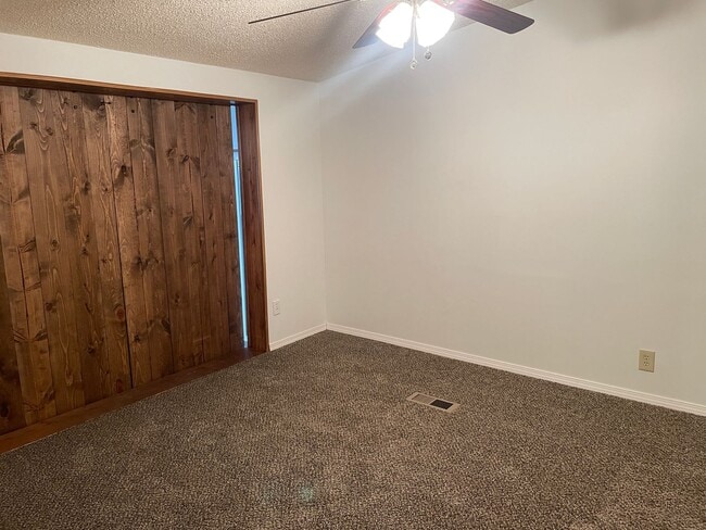 Building Photo - Lakefront Living In McConihe Flats!!