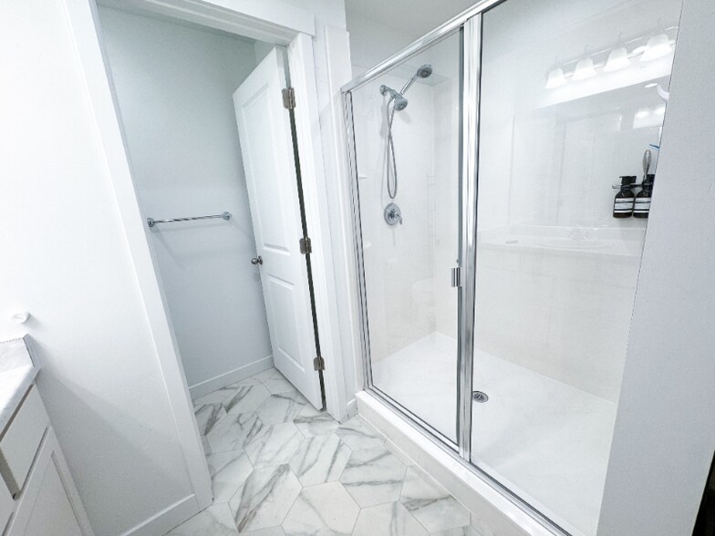 Building Photo - 811 E 975 N