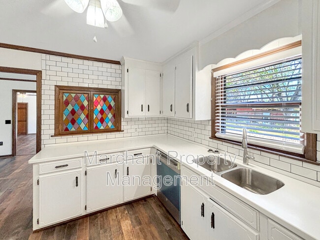 Building Photo - 601 Fairview Church Rd