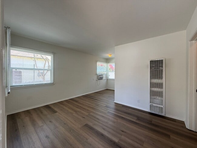 Building Photo - Remodeled Tujunga House