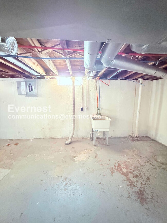 Building Photo - 4 Bed/1 Bath Home with Off-Street Parking / Pet-Friendly / Vouchers Accepted / Available Now!