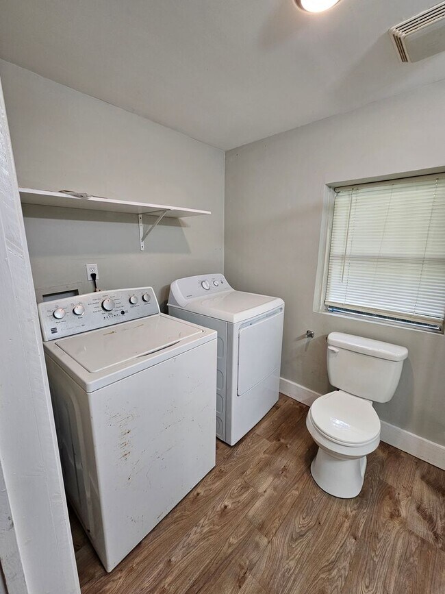 Building Photo - 1045 Seaside Ln
