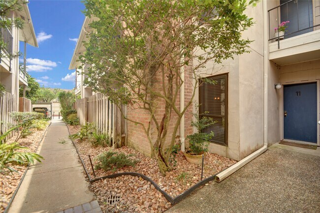 Building Photo - 1818 Augusta Dr