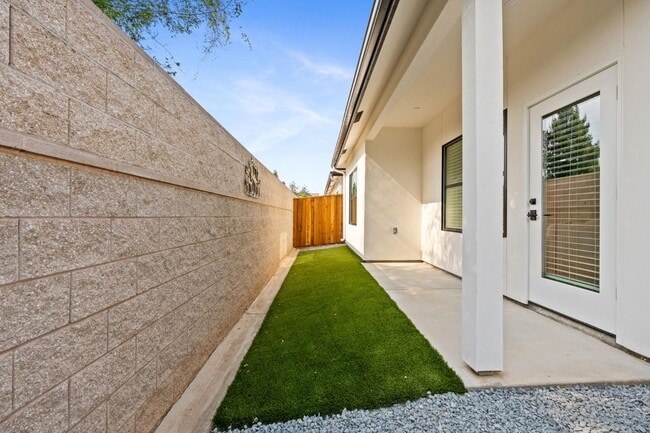 Building Photo - 2806 E Alluvial Ave