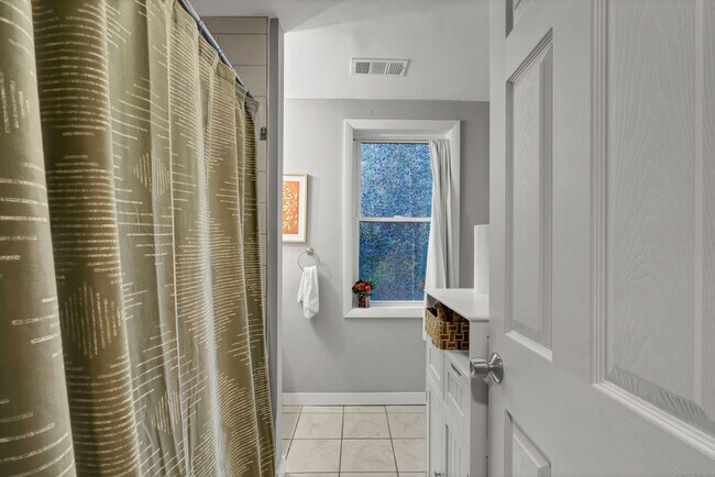 Building Photo - 138 Naubuc Ave