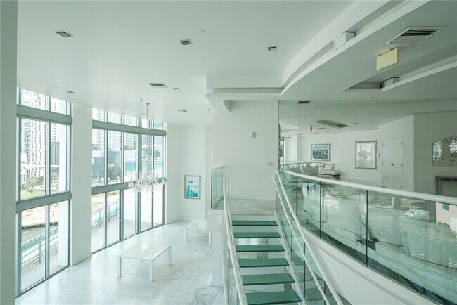 Building Photo - 350 S Miami Ave