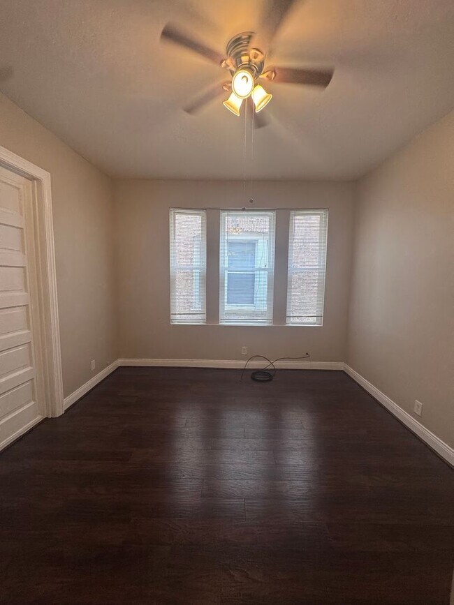 Building Photo - Beautiful 2-Bedroom 1-bath Graystone Apart...