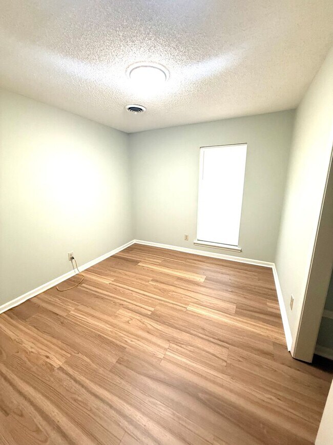 Building Photo - ** 4 bedrooms, 2 bath Located off Atlanta Hwy ** Call 334-366-9198 to schedule a self tour