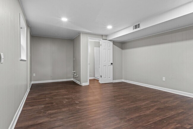 Building Photo - Charming Weatherly Woods Home with In-Law ...