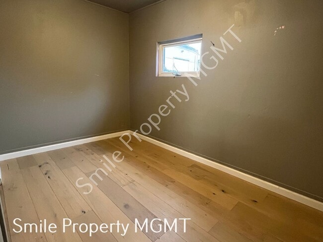 Building Photo - A nice house with 3 beds rooms and 1.5 baths.